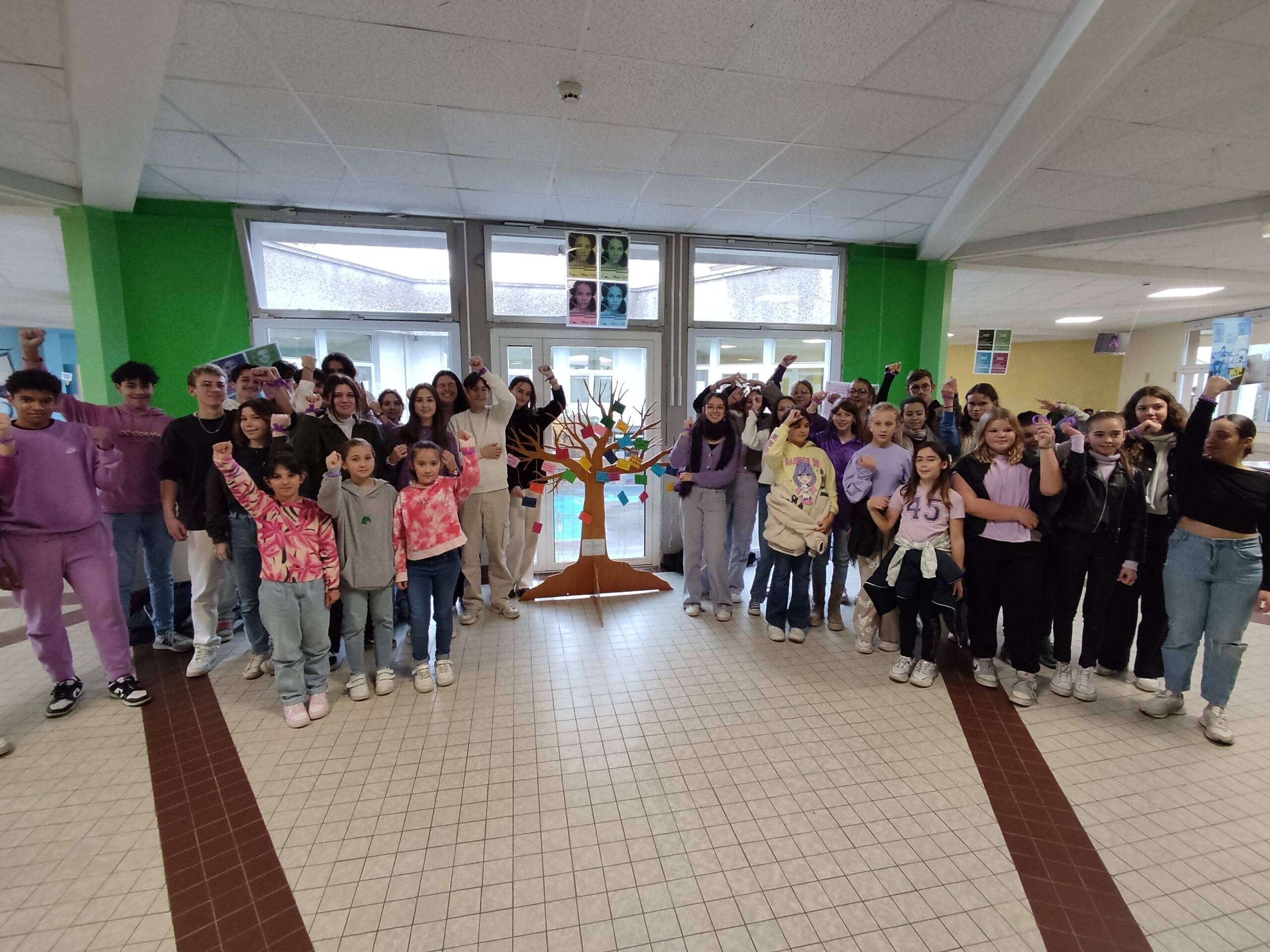 IMG_20231124_130353 Les élèves collégiens et lycéens de la cité scolaire se sont réunis pour réaliser une photo permettant d'immortaliser ce moment fort de la journée.